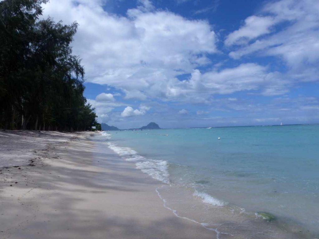 Mauritius Flic en Flac Strand mit Blick auf Le Morne