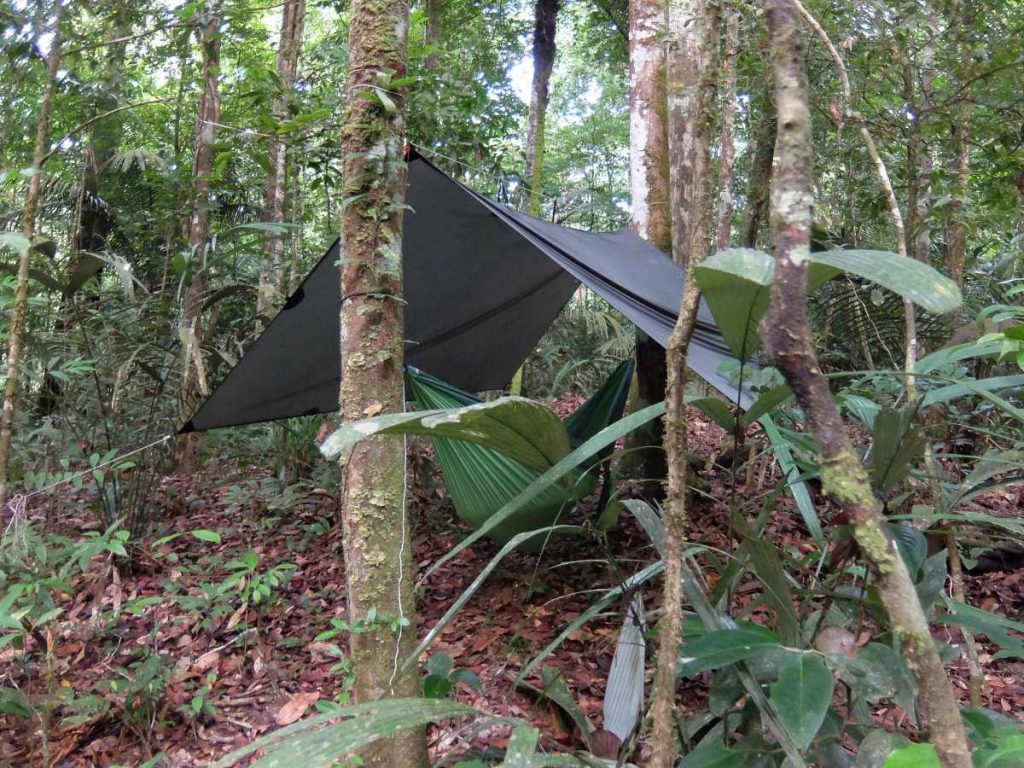 Übernachtung im Dschungel in selbst gebautem Camp
