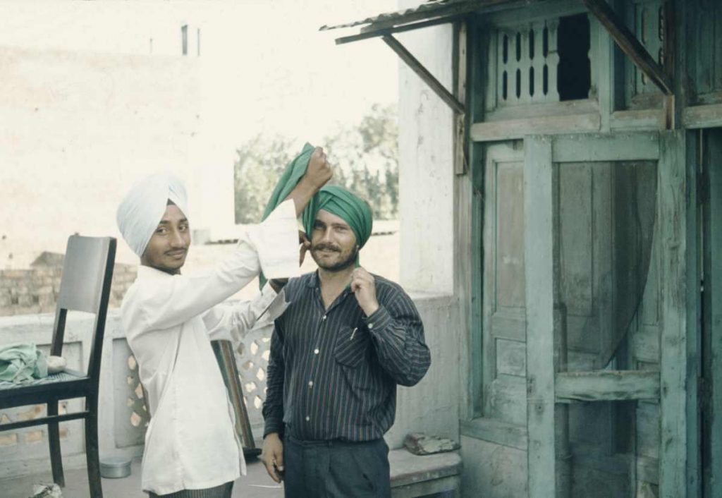 Karl-Heinz beim Turbanmacher in Indien