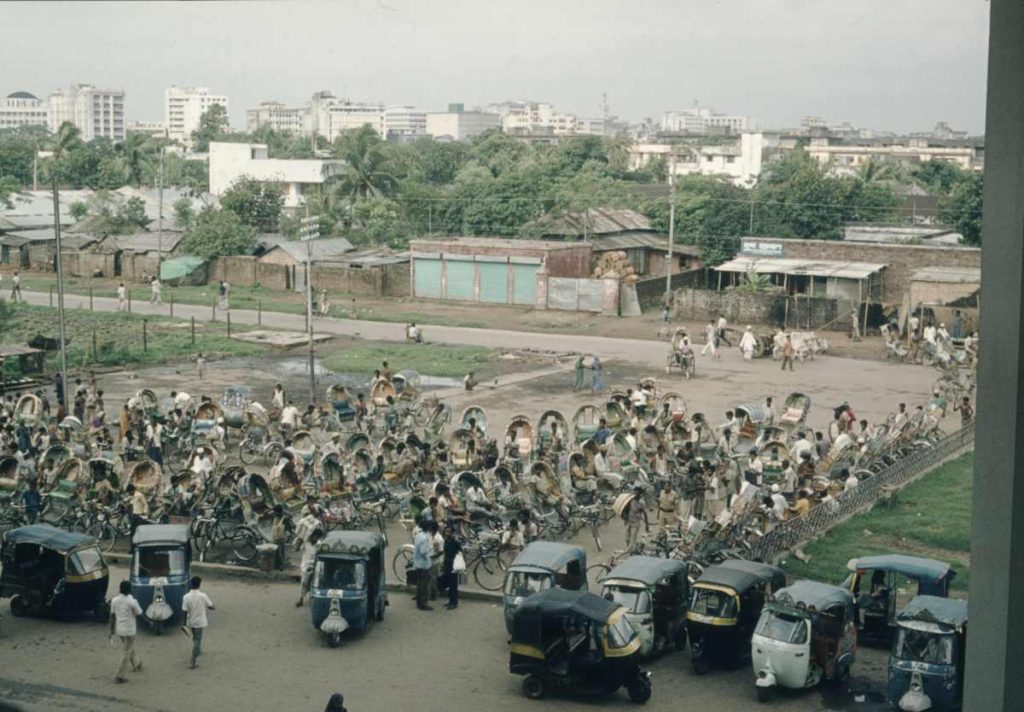 Blick aus dem Zugfenster auf üppige Landschaften in Bangladesch